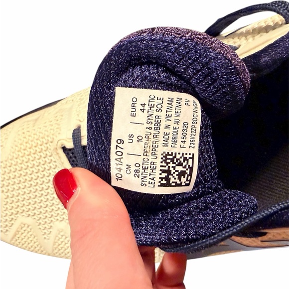 Asics Size 10 - Cream, Navy, and Green - Picture 6 of 8